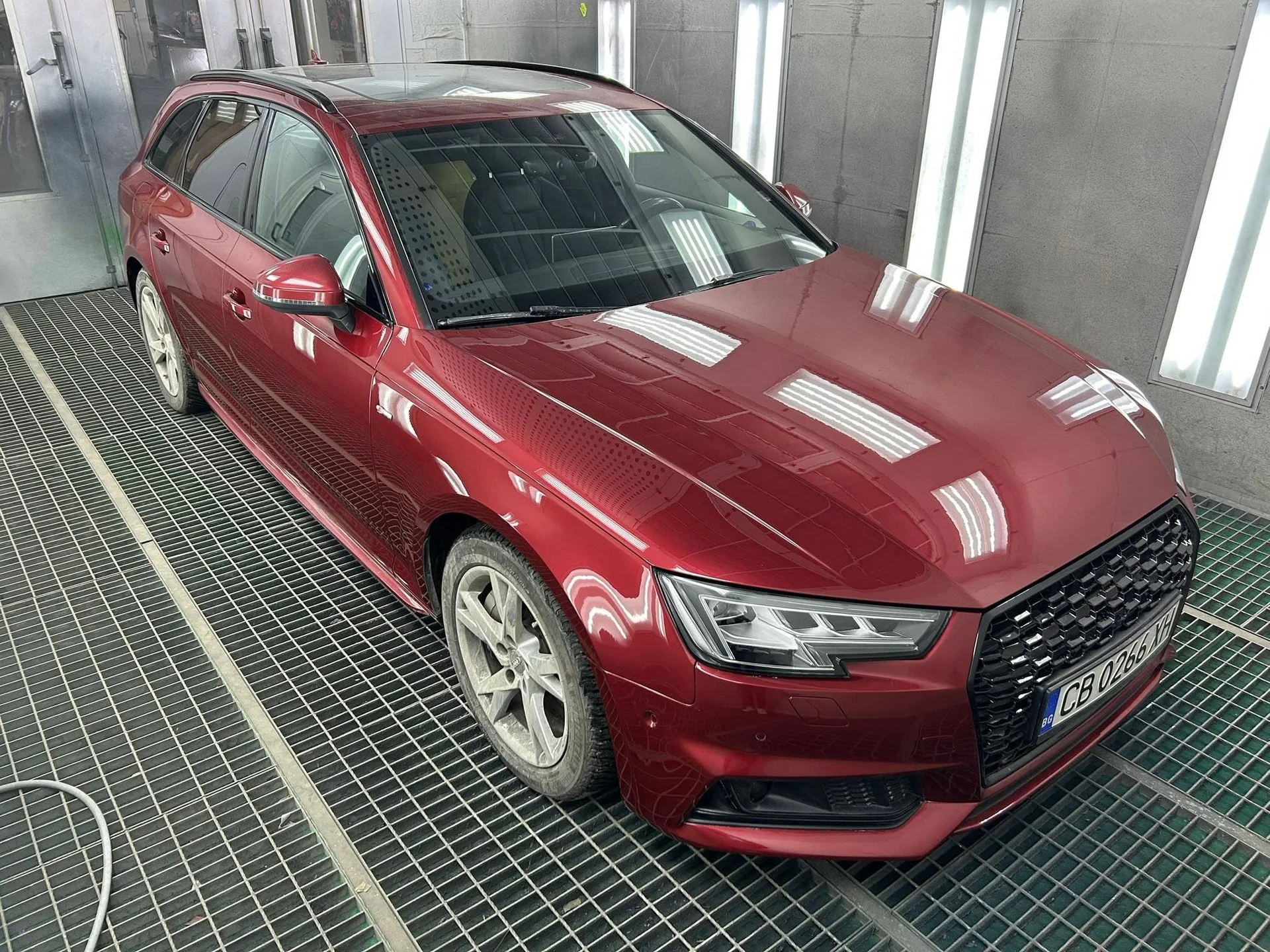 Червен Audi в бояджийна камера
