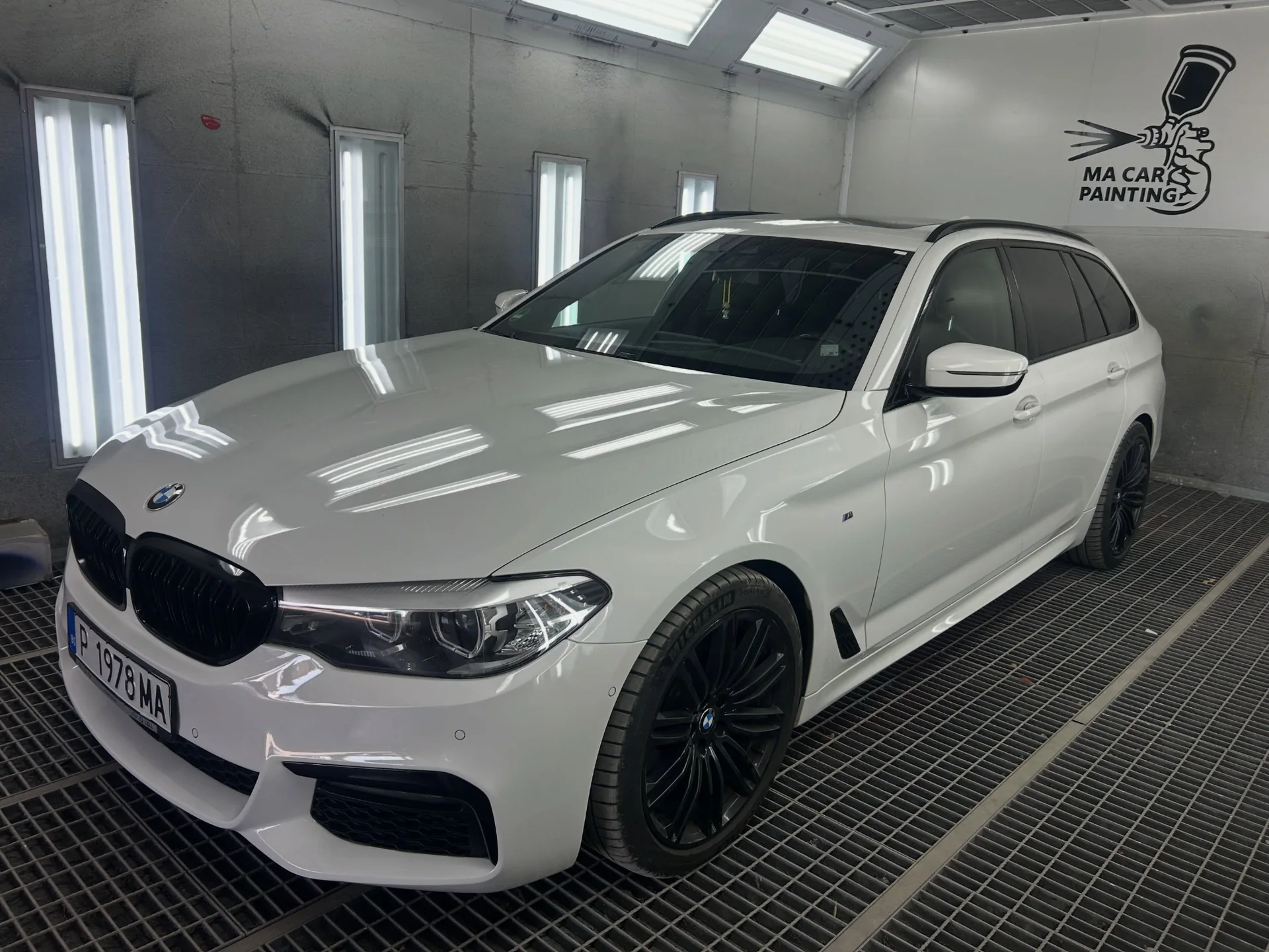 Бял BMW в камера